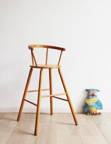 Houten vintage kinderstoel - Kibofa. Hoge retro spijlenstoel beschikbaar voor biedingen