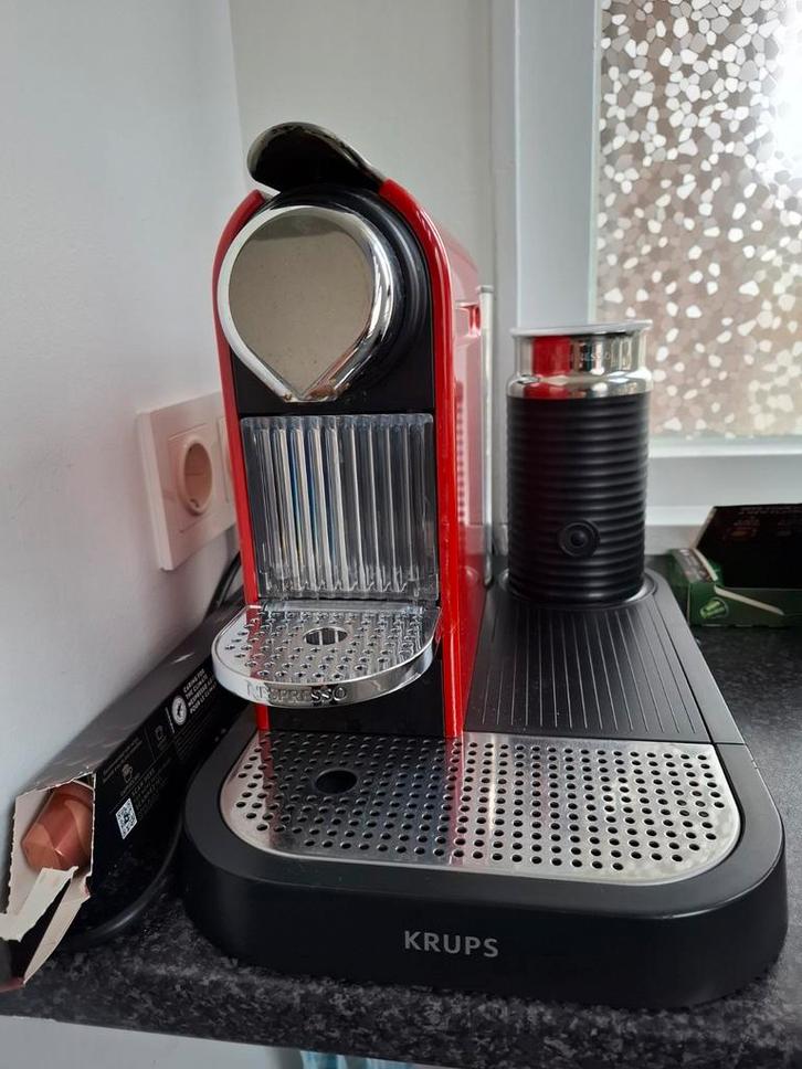 Nespresso Krups met melkopschuimer, Witgoed en Apparatuur, Koffiezetapparaten, Gebruikt, Koffiepads en cups, Koffiemachine, 1 kopje