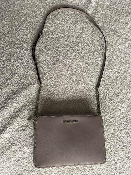 Michael Kors large Saffiano leer crossbody lichtgrijs, Sieraden, Tassen en Uiterlijk, Tassen | Schoudertassen, Zo goed als nieuw