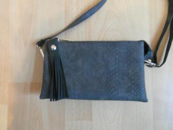 met véél vakjes grijs schoudertasje/clutch. Bootschoen Wild  beschikbaar voor biedingen