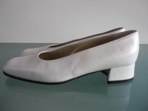 GRATIS VERZENDEN | Moda di Fausto Nieuwe witte pumps 36, Kleding | Dames, Schoenen, Nieuw, Pumps, Wit, Verzenden