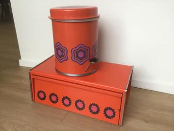 Vintage broodtrommel en pedaalemmer, oranje, per stuk