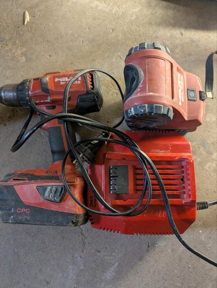 hilti schroef machine en bouwlamp + lader, Doe-het-zelf en Verbouw, Gereedschap | Overige machines, Gebruikt, Ophalen of Verzenden