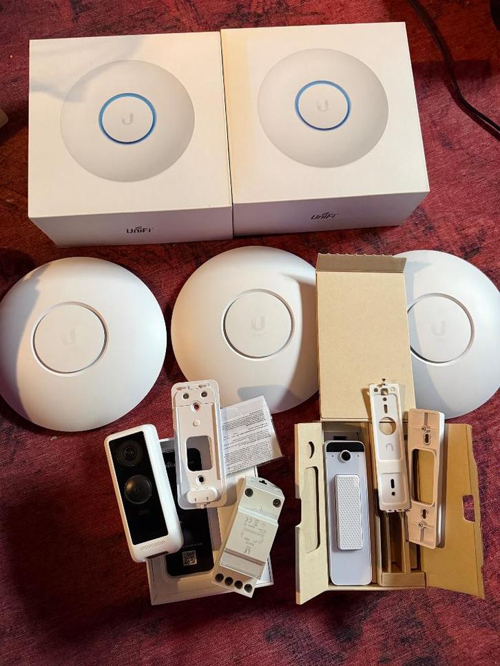 2 stuks Unifi AP's + G4 Doorbell, Computers en Software, Accesspoints, Zo goed als nieuw, Ophalen of Verzenden