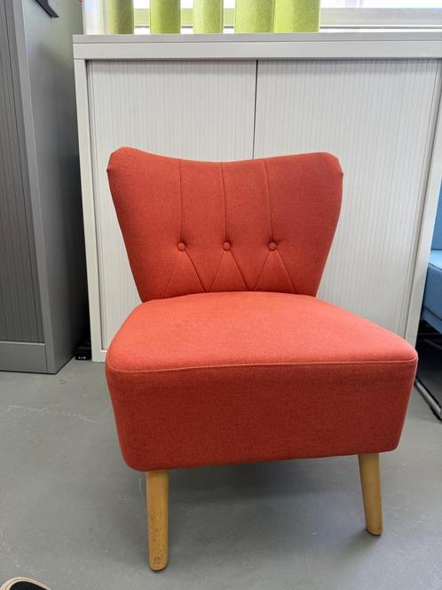 Made fauteuil oranje, Huis en Inrichting, Fauteuils, Zo goed als nieuw, Hout, Stof, 50 tot 75 cm, 75 tot 100 cm, Ophalen