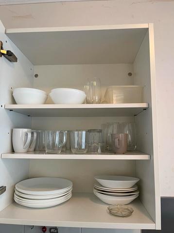 Borden, bekers en kommen beschikbaar voor biedingen