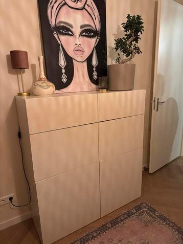 Witte IKEA kast met beschadiging beschikbaar voor biedingen