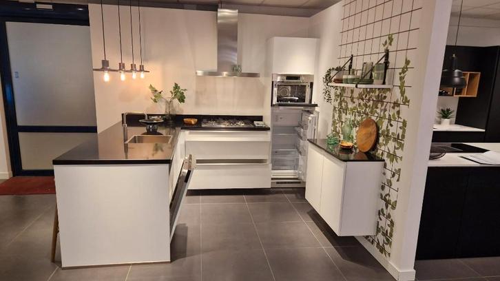 IA322 – Nobilia Lazio Alpin wit, Huis en Inrichting, Keuken | Complete keukens, Nieuw, Hoekkeuken, Wit, Composiet, Hoogglans of Gelakt