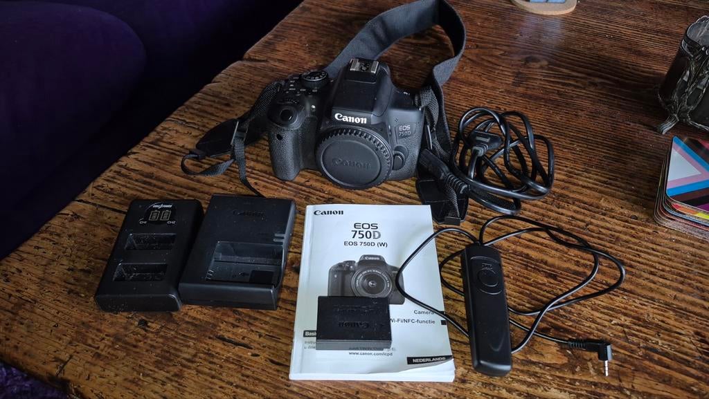 Canon 750D met toebehoren ZGAN (4200 kliks), Spiegelreflex, Canon, Ophalen of Verzenden, Zo goed als nieuw