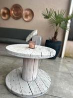 Houten tafel gemaakt van kabelhaspel, Ophalen