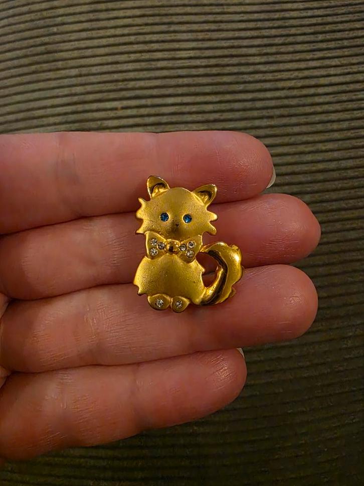 Vintage broche kat poes Nieuwstaat, Sieraden, Tassen en Uiterlijk, Broches, Zo goed als nieuw, Overige materialen, Goud, Ophalen of Verzenden