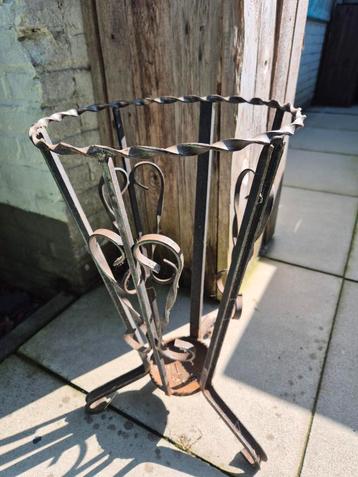 Brocante asbak op voet en paraplubak  beschikbaar voor biedingen
