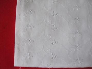 Fraaie broderie stof 100 cm bij 150 cm nieuw. beschikbaar voor biedingen
