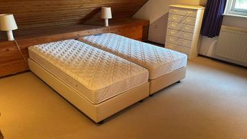 Gratis Tweepersoonsbed met matrassen beschikbaar voor biedingen