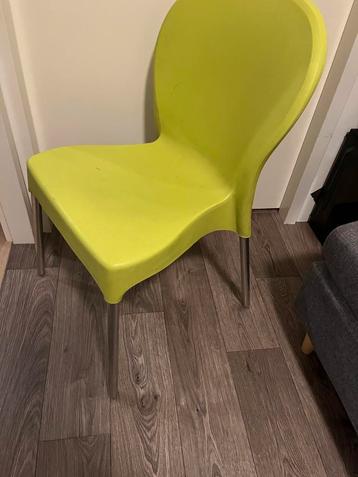 Stijlvolle Kunststof Stoel - Binnen/Buiten beschikbaar voor biedingen