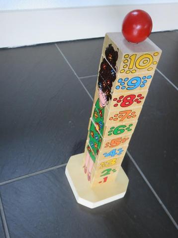 Houten stapeltoren met 10 blokken met vier puzzels. beschikbaar voor biedingen