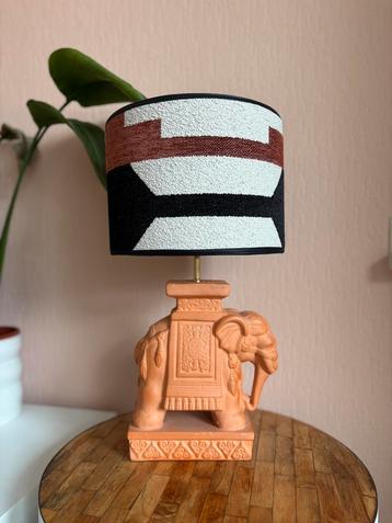 Terracota olifant beschikbaar voor biedingen