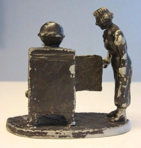 Oud metalen beeldje huisvrouw - moeder beeld - eten koken, Antiek en Kunst, Curiosa en Brocante, Ophalen of Verzenden