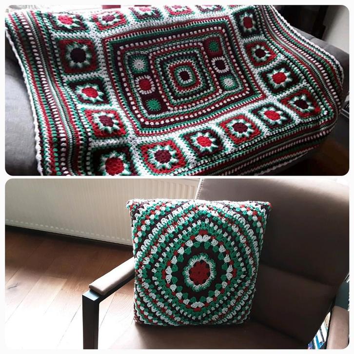 Zelfgehaakt kerstkleed met kussens, Huis en Inrichting, Woonaccessoires | Kussens, Zo goed als nieuw, Overige kleuren, Vierkant