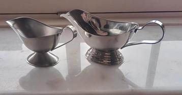 2 saucières sauskommen juskommen klein en groot RVS beschikbaar voor biedingen