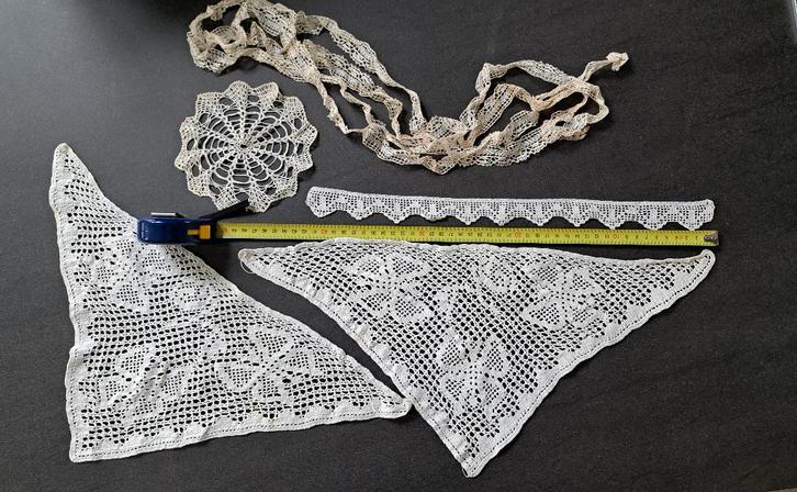 Kanten kleedjes, Antiek en Kunst, Antiek | Kleden en Textiel, Ophalen of Verzenden