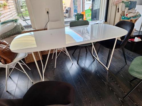 Gratis: Witte eettafel Ikea met ronde hoeken, Huis en Inrichting, Tafels | Eettafels, Gebruikt, 50 tot 100 cm, 150 tot 200 cm