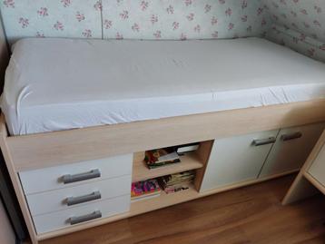 Halfhoogslaper met bureau beschikbaar voor biedingen