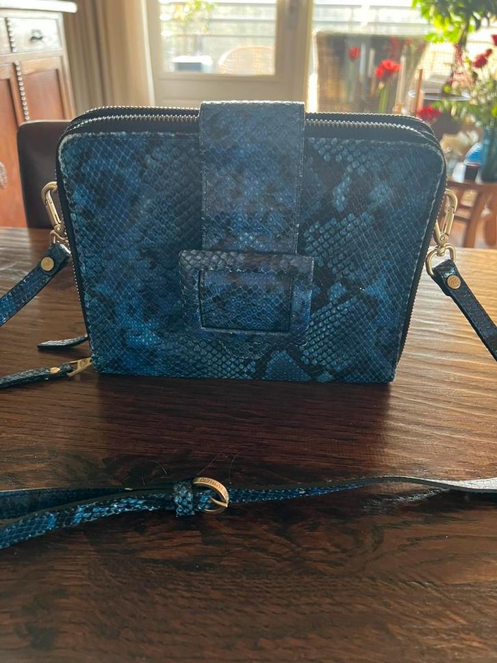 FRED DE LA  BRETONIERE TAS, Sieraden, Tassen en Uiterlijk, Tassen | Schoudertassen, Zo goed als nieuw, Blauw, Leer, Ophalen of Verzenden