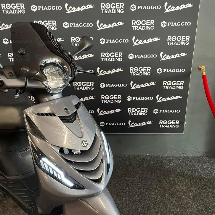 Piaggio Zip 50 Brom 4T 3V Agaat grijs 2022 /Alpha led Nieuw!, Fietsen en Brommers, Scooters | Piaggio, Zo goed als nieuw, Zip