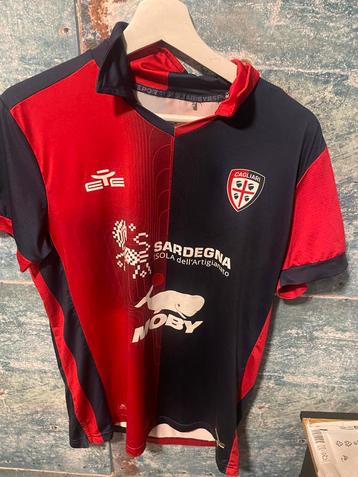 Cagliari Voetbalshirt 2023/2024 - Maat M beschikbaar voor biedingen