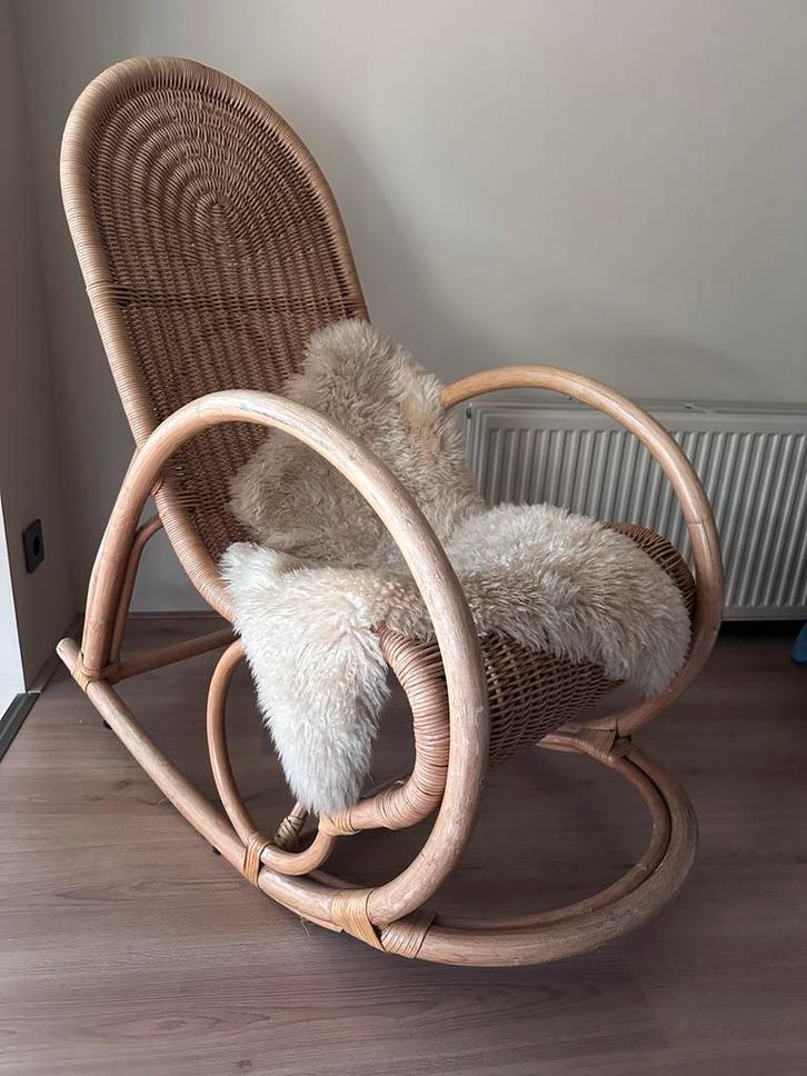 Rotan Schommelstoel - Relax in Stijl!, Huis en Inrichting, Stoelen, Gebruikt, Eén, Riet of Rotan, Bruin, Ophalen