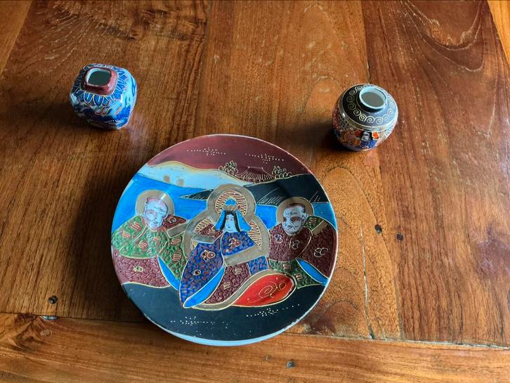 JAPANS SASUMA BORD MET VAASJE+ CHINEES DRAKEN VAASJE, Antiek en Kunst, Antiek | Keramiek en Aardewerk, Ophalen of Verzenden