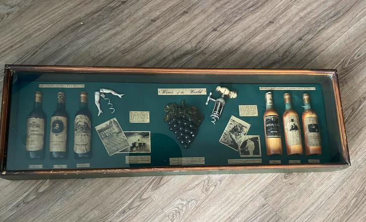 Wanddecoratie Wijnen van de Wereld Engelse displaykast, Verzamelen, Wijnen, Gebruikt, Overige typen, Ophalen