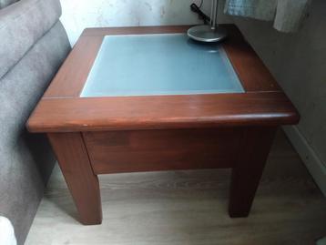 Houten Bijzettafel met Glas beschikbaar voor biedingen