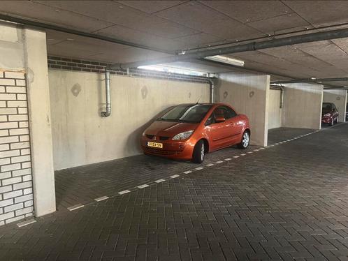 Ruime parkeerplaats in overdekte garage, Huizen en Kamers, Garages en Parkeerplaatsen, Utrecht