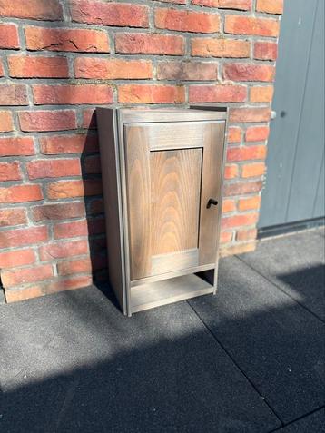 Handgemaakte houten kastjes beschikbaar voor biedingen
