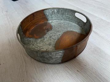 Metalen Schaal/Mand met Rustieke Look beschikbaar voor biedingen