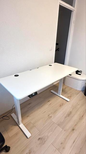 Nieuw! Zit sta bureau 140 x 60 cm beschikbaar voor biedingen