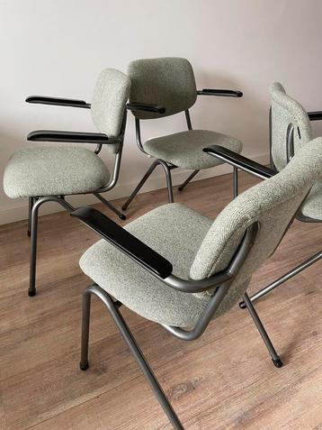 4 retro stoelen nieuw gestoffeerd beschikbaar voor biedingen