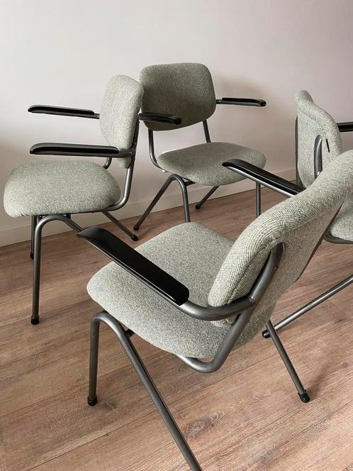 4 retro stoelen nieuw gestoffeerd, Huis en Inrichting, Stoelen, Zo goed als nieuw, Stof, Grijs, Ophalen