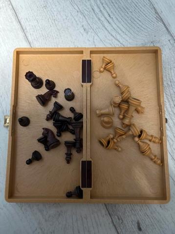 Houten Schaakspel Reisformaat (magneetjes) beschikbaar voor biedingen