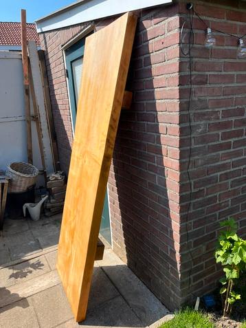 Massief houten eettafel met metalen poten beschikbaar voor biedingen