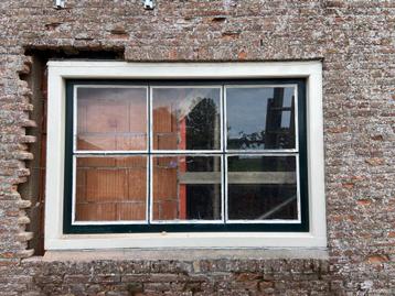 Oud hardhouten raam met kozijn beschikbaar voor biedingen