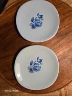 Twee Regina Gouda bordjes met blauw bloemmotief, Huis en Inrichting, Keuken | Servies, Gebruikt, Ophalen of Verzenden, Bord(en)