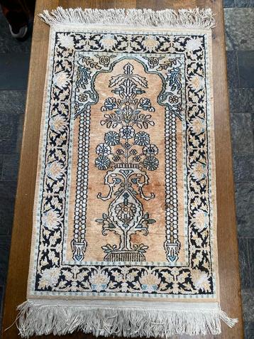 Mooi Perzisch tapijt beschikbaar voor biedingen