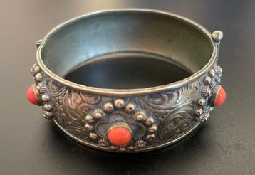 Rijkbewerkte Italiaanse armband verzilverd met bloedkoraal beschikbaar voor biedingen