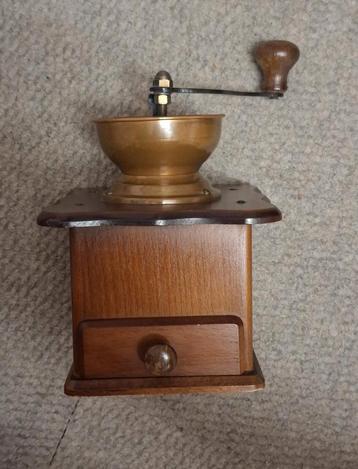 Vintage koffiemolen beschikbaar voor biedingen