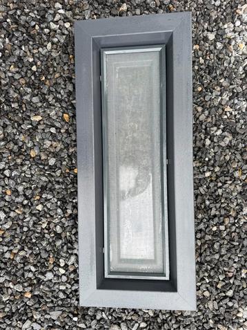 Kunststof kozijn, antr.grijs 100x45cm buiten/89x29cm binnen  beschikbaar voor biedingen