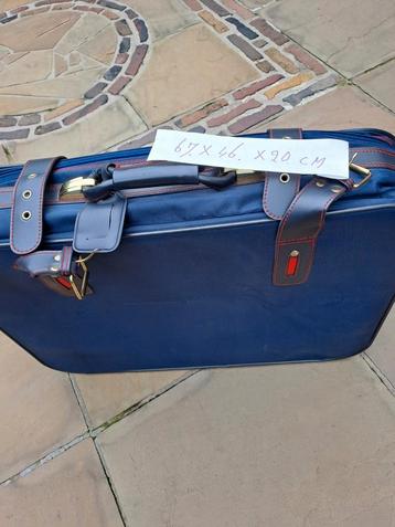 te koop  een koffer set    en een afzonderlijke koffer  zgan beschikbaar voor biedingen