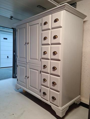 Grote antieke kast. Apothekerskast/ buffetkast / linnenkast beschikbaar voor biedingen